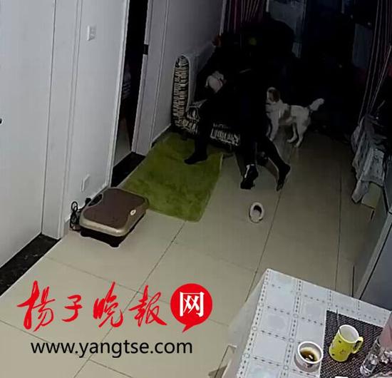 女孩想将门反锁