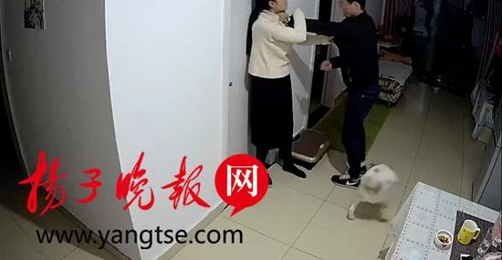男子拿着刀威胁女子拿钱