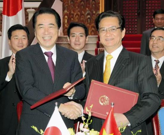 ▲2010年日本与越南政府就建设核电站达成协议，图为时任日本首相菅直人（左）与时任越南总理阮晋勇（右）。（日经新闻网）