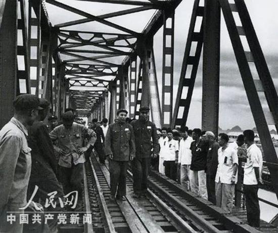 1955年，王震和参加黎湛线铁路通车典礼的华南各界人民代表参观郁江大桥。