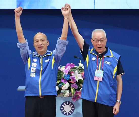 国民党“全代会”提名韩国瑜（左）代表国民党参选2020台湾地区领导人 台媒图