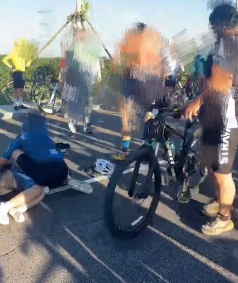河北一男孩騎行摔倒被車碾壓身亡 影片截圖