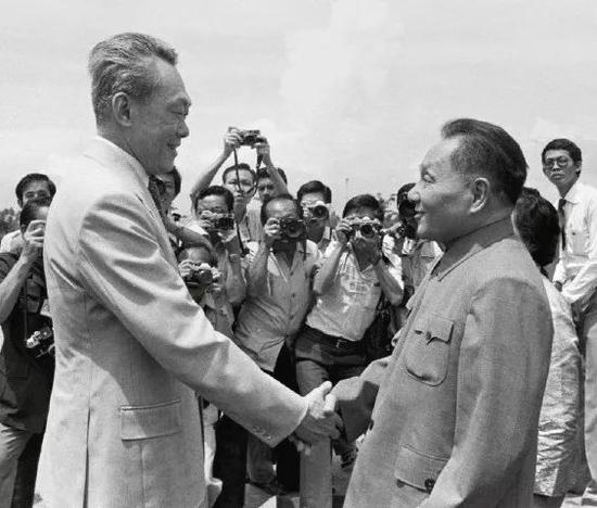 1978年11月,新加坡总理李光耀(前左)在新加坡机场迎接到访的邓小平。