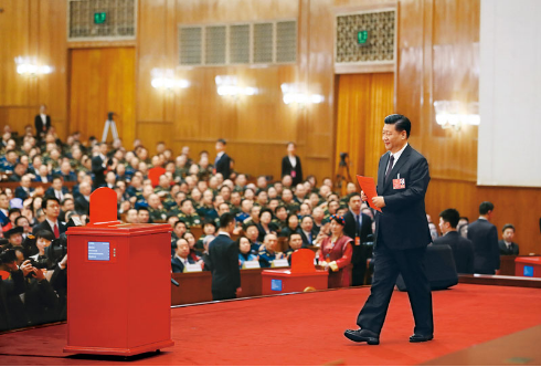 2018年3月17日,十三届全国人大一次会议在北京人民大会堂举行第五次全体会议。习近平当选中华人民共和国主席、中华人民共和国中央军事委员会主席。这是习近平准备投票。 新华社记者 兰红光 摄