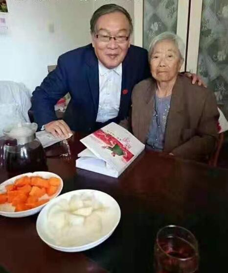  聂元梓（右坐者）96岁时，蒯大富来京探望。