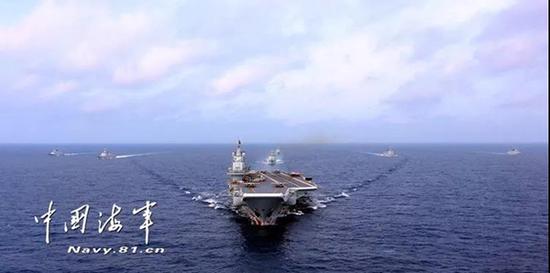 2018年4月19日，航母辽宁舰航行在太平洋上。记者张雷 摄