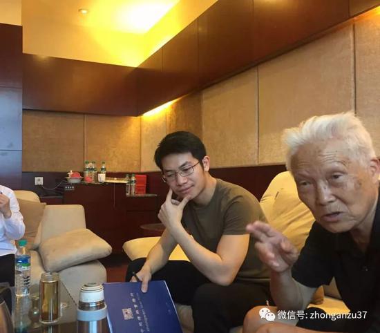 ▲代理“李锦莲案”的第一代和第三代律师。 新京报记者 王巍 摄