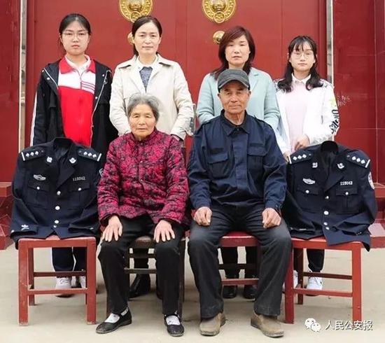 后排右二、右一为张福运妻女,左二、左一为诸葛夫贤妻女。