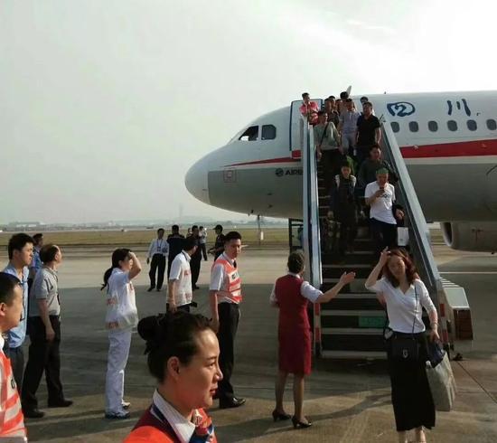 5月14日，从重庆飞往拉萨的四川航空3U8633次航班在成都区域巡航时，右座前风挡玻璃破裂脱落，随后飞机备降成都双流国际机场，乘客陆续走下飞机    图 / 乘客樊爱华提供