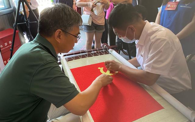 京西革命老区游客共绣党旗