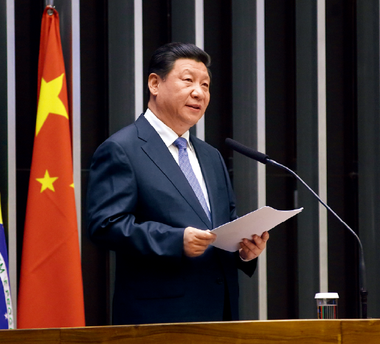2014年7月16日,国家主席习近平在巴西国会发表《弘扬传统友好 共谱合作新篇》的演讲。在演讲中,习近平主席指出,各国都有权维护自己的信息安全,不能一个国家安全而其他国家不安全,一部分国家安全而另一部分国家不安全,更不能牺牲别国安全谋求自身所谓绝对安全。图/新华社记者 兰红光 摄
