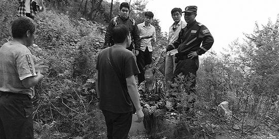滨城应急救援队经过4天的寻找，在山上找到老人。本文图片由受访者提供