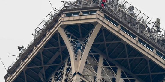 法媒：爬埃菲尔铁塔者具＂自杀倾向＂ 为申请避难者