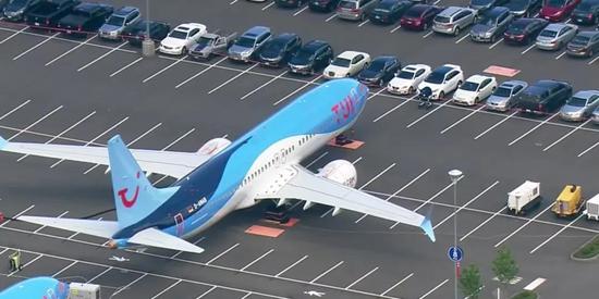 停放在伦顿市波音工厂停车场的737 MAX飞机。西雅图当地媒体KING-TV视频截图