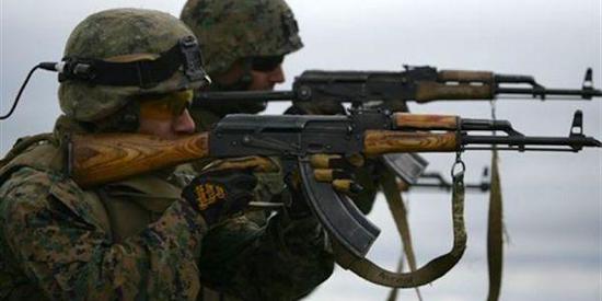 资料图片:美海军陆战队员使用AK-47步枪打靶。(图片来源于网络)