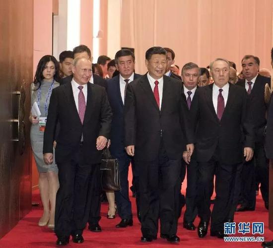 △6月9日习近平主席在青岛国际会议中心举行宴会。这是习近平同贵宾们共同步入宴会厅。