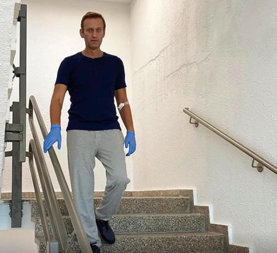 俄罗斯反对派人士阿列克谢· 纳瓦利(Alexei Navalny)走下楼梯
