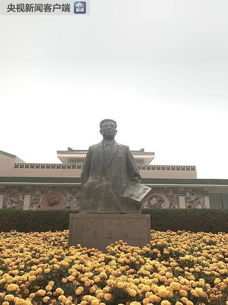△敦煌研究院前竖立的首任院长常书鸿像。常书鸿(1904-1994),1927年留法学习美术,1936年回国任教,1943年来到敦煌。他促成了国立敦煌艺术研究所的成立,被誉为“敦煌守护神”。(央视记者沈忱拍摄)