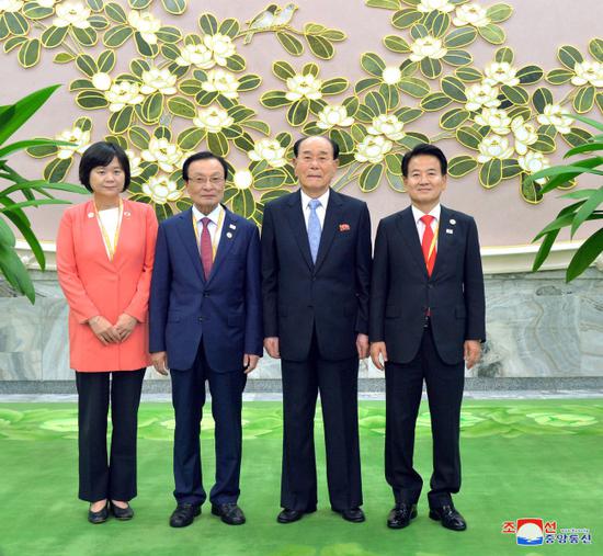 19日，金永南在朝鲜万寿台议事堂会见韩方各政党代表。（朝中社）