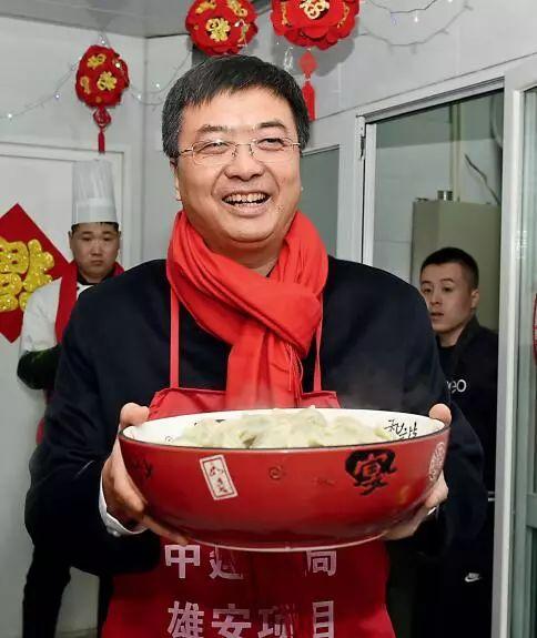 2018年春节期间，陈刚与雄安新区建设者一起包饺子、过年。（刘向阳 / 摄）