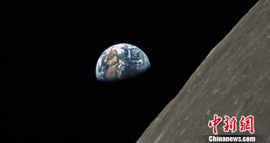 图为 “龙江二号”微卫星搭载的沙特相机所拍摄的地月合影图像。（哈工大提供）
