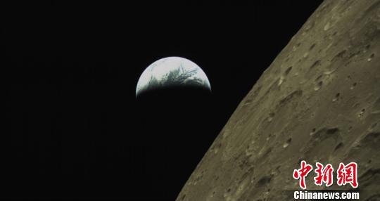 图为 “龙江二号”微卫星搭载的沙特相机所拍摄的地月合影图像。（哈工大提供）
