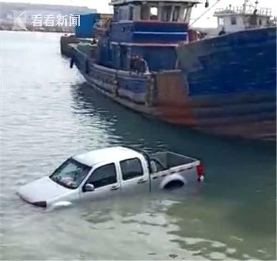 女子驾皮卡车掉入海中 淡定拿好6万现金爬出车窗