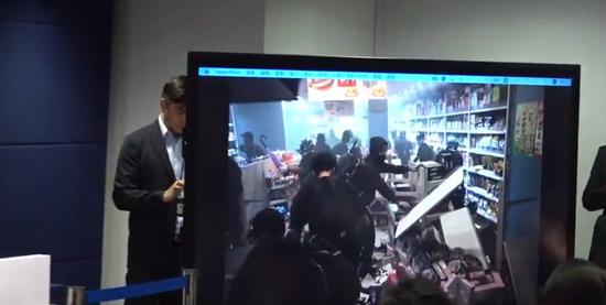 警方在记者会上播放暴徒在店铺打砸的视频（港媒截图）