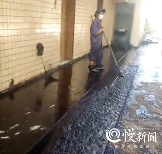 6月27日，三润矿业有限公司发生化合桶冒孔时，厂区里的黑色污染物。