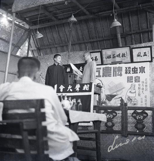 四十年代末启明茶社在什刹海的消夏相声会 周海婴 摄,选自其摄影集《历史的暗室》