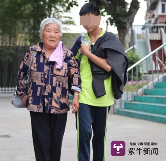 祖孙俩(吕品 摄)