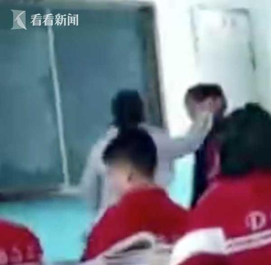 初中老师25秒内扇女学生5个耳光 官方:停职调