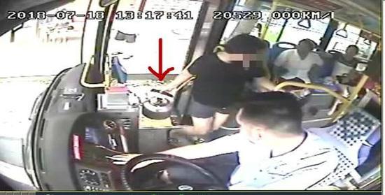 女子三伏天提汽油乘公交被拒载 全车乘客点赞司机
