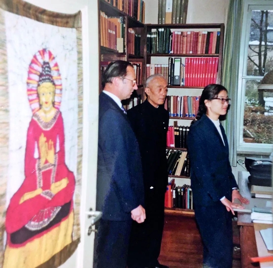 1980年，段晴（右一）陪季羡林（右二）访问德国，季羡林时隔30多年重回留学故地。图/受访者提供