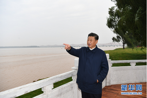 2019年9月16日至18日,中共中央总书记、国家主席、中央军委主席习近平在河南考察。这是17日下午,习近平在郑州黄河国家地质公园,眺望黄河郑州段。 新华社记者 谢环驰 摄