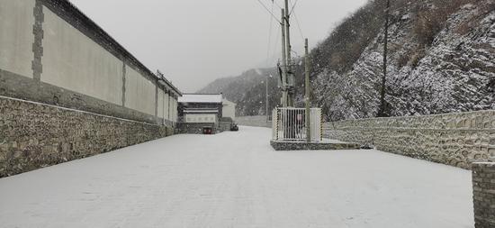 门头沟区斋堂镇柏峪村的地面已经被白雪覆盖。史磊 摄