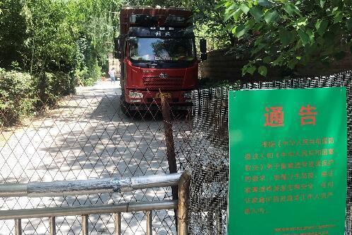 河南农大养鸡场开在郑州闹市区:区长检查被挡门外