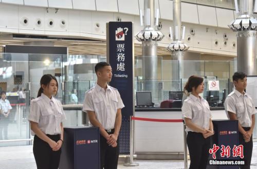 资料图：7月26日，港铁召开记者会更新高铁香港段进度，图为西九龙站验票处。中新社记者 麦尚旻 摄