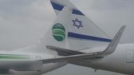 以色列机场两架客机机尾相撞 纠缠一起“难舍难分”