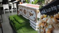 泰国“死亡咖啡馆”走红 棺材里躺躺就能打折