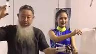 注射器呲墨？这位“书法大师”的表演在网上炸锅了