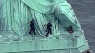 美国女子爬自由女神像抗议移民执法局