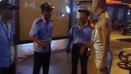 3男子穿女装当街“走秀” 遭民警劝离