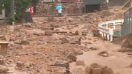 日本遭遇罕见暴雨 桥墩垮塌车辆被淹没