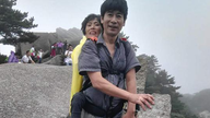 57岁男子背渐冻人妻子登黄山 网友:这才是爱情啊
