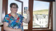 苏格兰女子拍闪电时被击中 手机壳救其一命