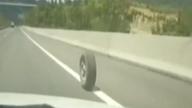 撞车后轮胎自己“跑”了！民警在高速上追了2公里