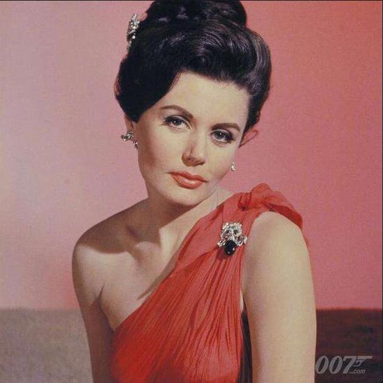 初代“邦女郎”逝世享年90岁 曾出演两部007电影
