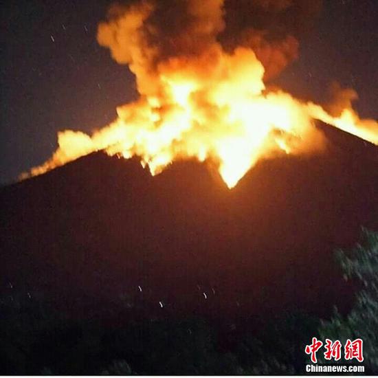 当地时间7月2日晚21点04分,印尼阿贡火山发生剧烈喷发,大量岩浆从火山口喷出,已流淌至火山口半径2公里以外。中国驻登巴萨总领馆 供图