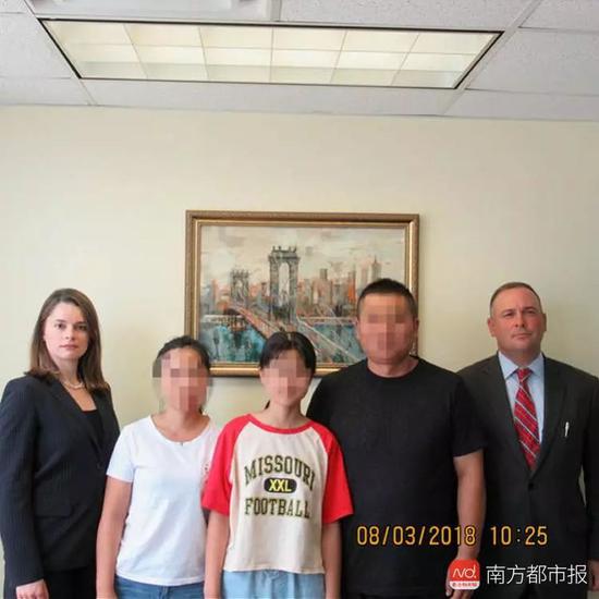 女孩与父母在纽约安娜律师楼。